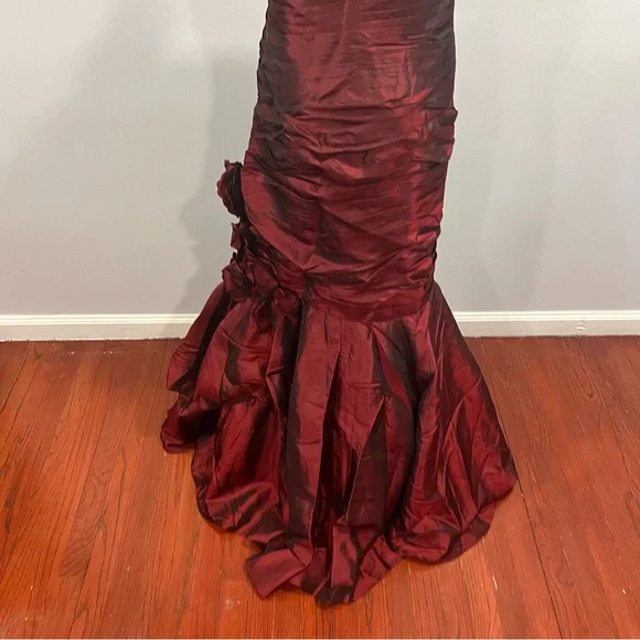 Camilla La Vie Burgundy Taffeta Strapless Pleated Mermaid Evening Gown - Reemoly